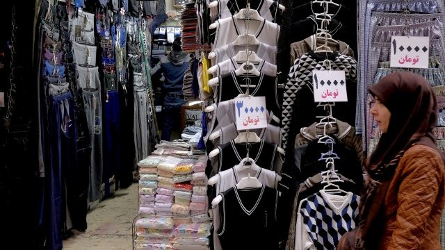 <p>
	Жена минава покрай пазар в Техран. <em>Снимка: Ройтерс</em></p>
