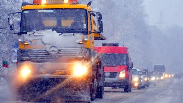 <p>
	АПИ препоръчва на шофьорите да тръгват на път само с подходящи гуми, да шофират със съобразена скорост и повишено внимание. <em>Снимка: БТА</em></p>
