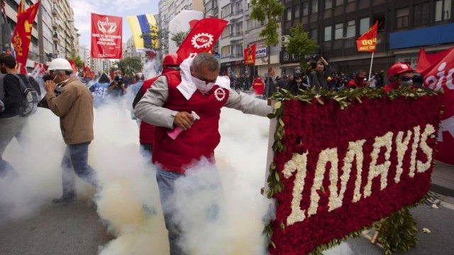 <p>
	Напрежението на 1 май в Турция съвсем не е прецедент. <em>Снимка: Ройтерс</em></p>
