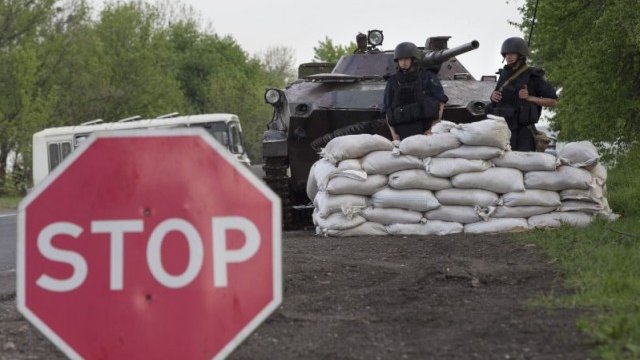 <p>
	<span id="result_box" lang="bg"><span class="hps">Членове на</span> <span class="hps">украинските</span> <span class="hps">служби за сигурност</span> <span class="hps">стоят</span> <span class="hps">до</span> <span class="hps">бронирана</span> <span class="hps">превозвач</span>&nbsp;<span class="hps">на</span> <span class="hps">контролно-проп