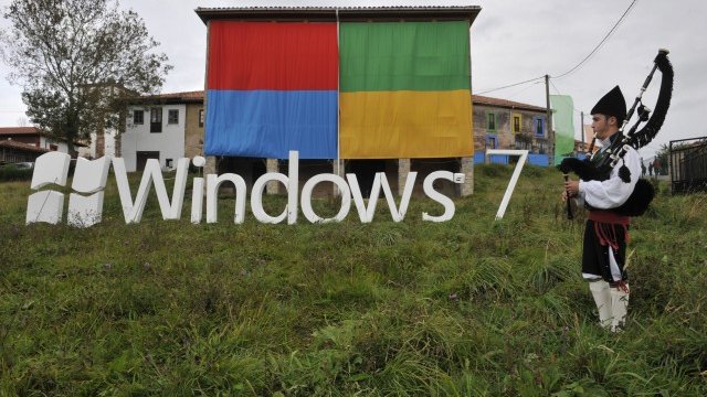 <p>
	Част от световна рекламна кампания: Microsoft представя операционната си система в малко село в Северна Испания. <em>Снимка: архив Ройтерс</em></p>
