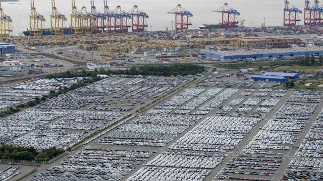 <p>
	Автомобили за износ в пристанището в Бремерхафен, Германия. Снимка: Ройтерс</p>

