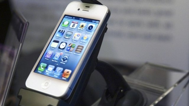 <p>
	Apple успява да поддържа високото търсене на последния си смартфон. <em>Снимка: Ройтерс</em></p>
