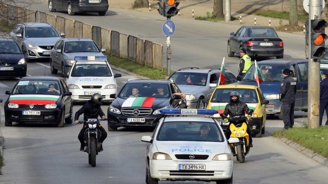 <p>
	За пореден уикенд водачи на МПС от Добрич протестираха срещу поскъпването на винетките. Те обиколиха централните булеварди на града и блокираха за кратко пътя Добрич - Варна. <em>Снимка: БТА</em></p>
