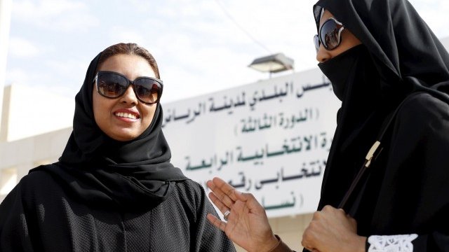 <p>
	Жени в Саудитска Арабия напускат избирателна секция, след като са гласували. <em>Снимка: Ройтерс</em></p>
