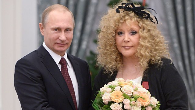 Руският президент Владимир Путин (вляво) връчва на популярната певица Алла Пугачова орден &bdquo;За заслуги към родината&ldquo; (4-та степен) по време на церемония в Кремъл, Москва, на 22 декември 2014 г. Снимка: EPA/ALEXEY DRUGINYN/ RIA NOVOSTI