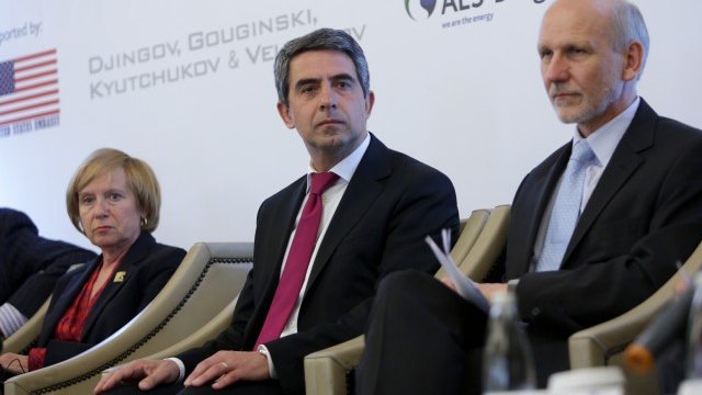 <p style="margin-bottom: 0cm">
	Президентът Росен Плевнелиев (в средата) и посланиците на САЩ и на Австрия у нас - Марси Рийс (вляво) и Герхард Райвегер (вдясно). <em>Снимка: БТА</em></p>
