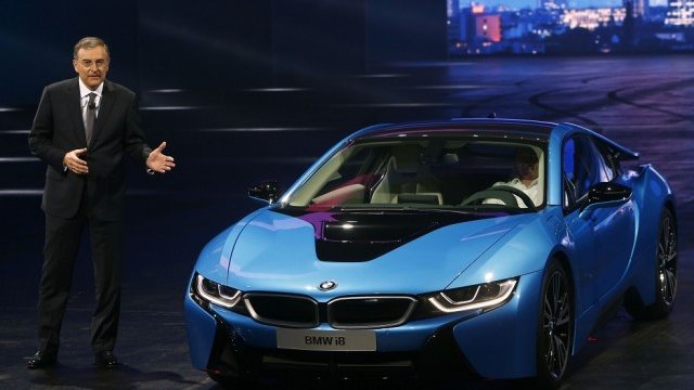 <p>
	Норберт Райтхофер представя хибридната суперкола BMW i8, която изразходва средно по само 2,5 л./100 км. Снимка: Ройтерс</p>

