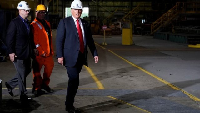 <p>
	Тръмп по време на церемонията по случай подновяване на производствената дейност на стоманодобивен завод. <em>Снимка: Ройтерс</em></p>
<div>
	&nbsp;</div>
