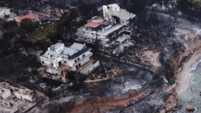 <p>
	Курортният град Мати след пожарите.&nbsp;<em>Снимка: Ройтерс</em></p>
