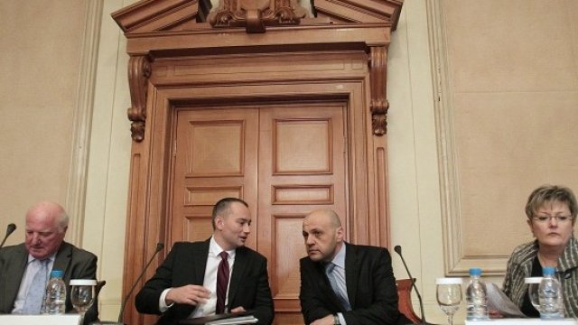 <p>
	Министрите Томислав Дончев и Николай Младенов участваха в дискусия за бюджета на ЕС за новия програмен период. Снимка: БТА</p>

