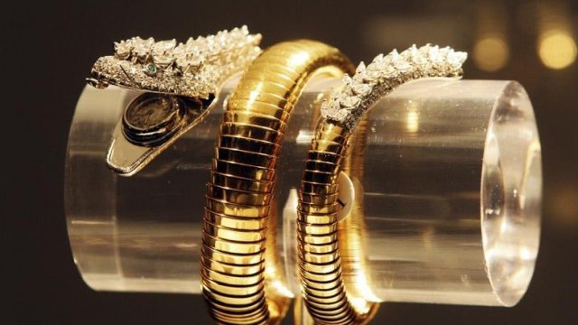 <p>
	Гривна под формата на змия от колекцията на Bulgari . <em>Снимка: Архив Ройтерс</em></p>
