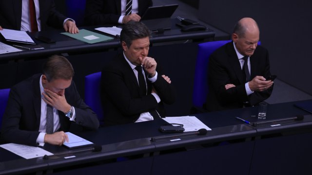 Германският финансов министър Кристиан Линднер (вляво), икономическият министър Роберт Хабек (в средата) и канцлерът Олаф Шолц (вдясно). Снимка: Bloomberg L.P.