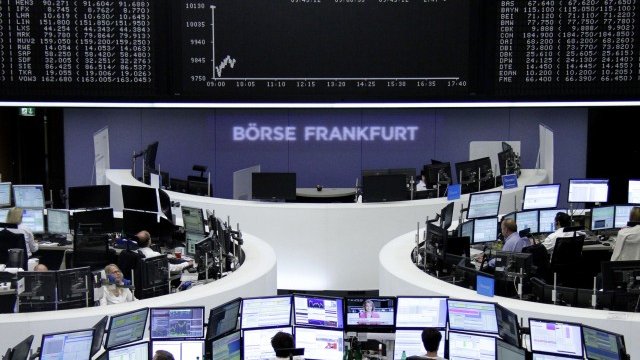 <p style="text-align: justify;">
	DАХ заличи 3% от стойността си на старта на търговията във Франкфурт в понеделник.<em> Снимка: Ройтерс</em></p>
