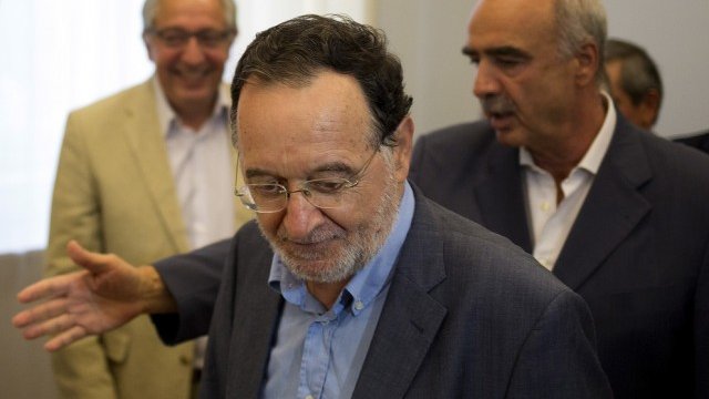 <p>
	Панайотис Лафазанис получава възможност да се опита да сформира правителство, след като опозицията в лицето на Меймаракис (на заден фон) не успя. Снимка: <em>Ройтерс</em></p>
