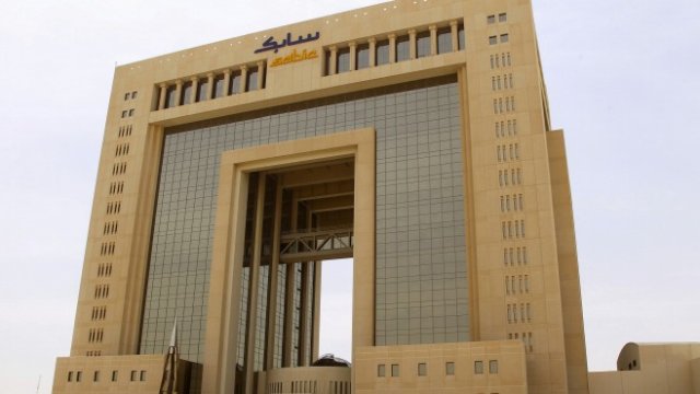 <p>
	Седалището на SABIC в Рияд. <em>Снимка: Ройтерс</em></p>
