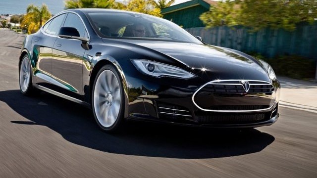 <p>
	Model S<em>. Снимка: Tesla </em></p>

