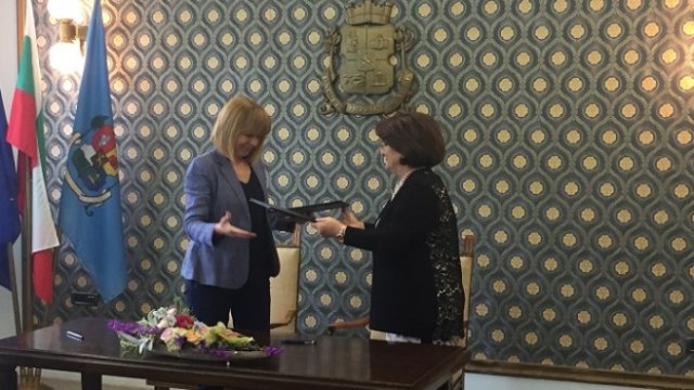 <p>
	Кметът на София Йорданка Фандъкова и главният изпълнителен директор на Банка ДСК Виолина Маринова. <em>Снимка: Банка ДСК</em></p>
