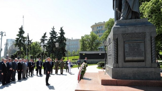 <p>
	Румен Радев положи венци пред Паметника на Св. Св. Кирил и Методий и Паметника на Героите от Плевенската епопея в Руско-турската освободителна война в Москва.&nbsp;<em>Снимка: Президентство на Р България&nbsp;</em></p>
