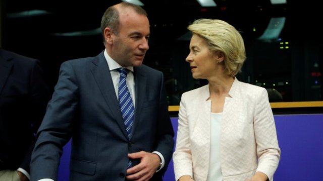 <p>
	Манфред Вебер и Урсула фон дер Лайен. <em>Снимка: Ройтерс</em></p>
