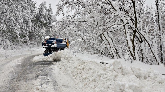<p>
	Десетки селища са изолирани и без ток. <em>Снимка: БТА</em></p>
