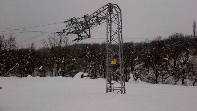 <p>
	Тежкият мокър сняг прекъсна далекопроводи. Снимка: <em>EVN&nbsp; България</em></p>
