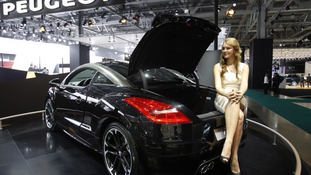 <p>
	Щандът на Peugeot по време на автосалон в Москва.<em> Снимка: Ройтерс </em></p>
