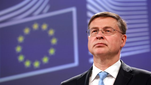 Еврокомисарят по икономиката Валдис Домбровскис. Снимка: EPA/БГНЕС