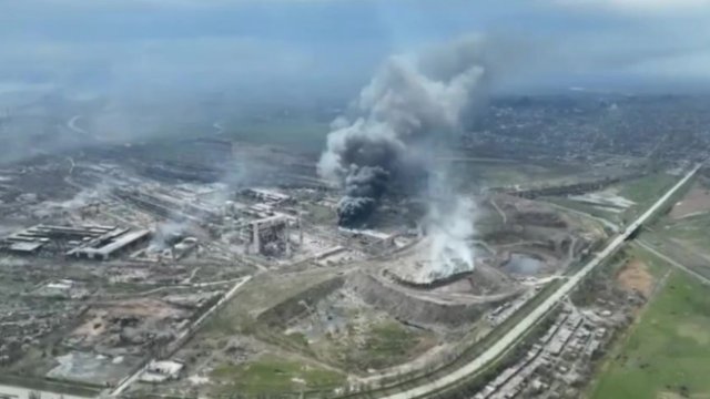 <p>
	Снимката показва предполагаем удар с тежки бомби над &quot;Азовсталь&quot;. <em>Снимка:&nbsp;&nbsp;EPA/MARIUPOL CITY COUNCIL HANDOUT</em></p>
