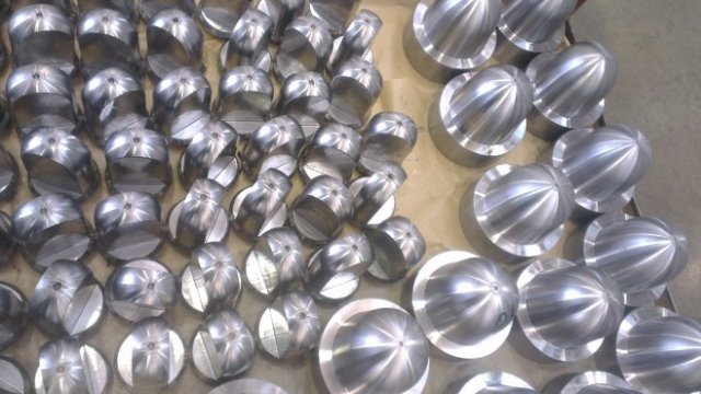 <p>
	Част от детайлите, произвеждани от &quot;ХЕС&quot; <em>Снимка:&nbsp;sphold.com</em></p>
