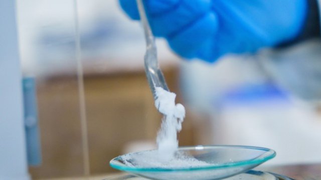 <p>
	Литиев хлорид на прах.<em> Снимка:&nbsp;Andreas Arnold/Bloomberg</em></p>
