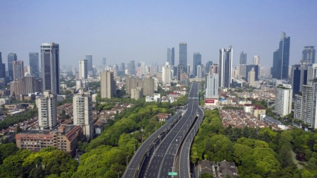 <p>
	<em>Почти празни пътища в Шанхай, 20 април 2022 г. Снимка: Qilai Shen/Bloomberg</em></p>
