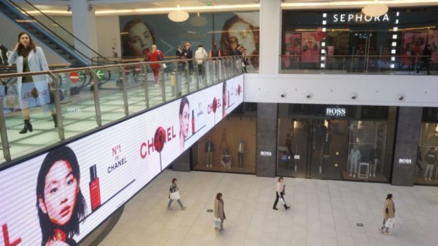 <p>
	Купувачи минават покрай затворените магазини на Sephora и Hugo Boss, които спряха бизнеса си в Русия, в мол в Москва. <em>Снимка: Konstantin Zavrazhin/Getty Images</em></p>
