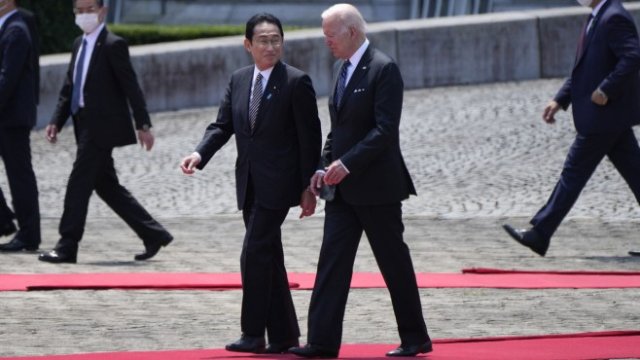 <p>
	Японският премиер Фумио Кишида и американският президент Джо Байдън при посещението му в Токио.<em> Снимка: Photographer: Eugene Hoshiko/AP</em></p>
