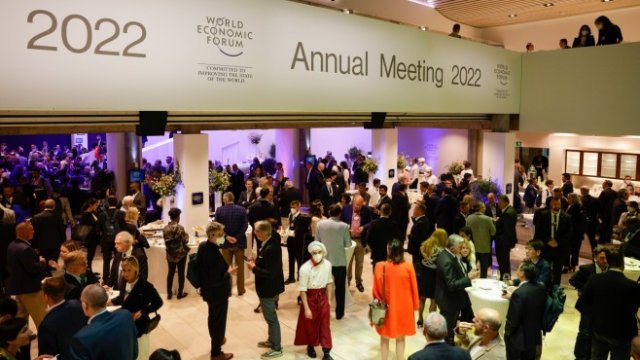 <p>
	<em>Милиардери, знаменитости и политически лидери се стичат в Давос от 22 до 26 май. Снимка: Jason Alden/Bloomberg</em></p>
