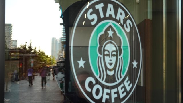 Логото на Stars Coffee. Снимка: EPA/MAXIM SHIPENKOV