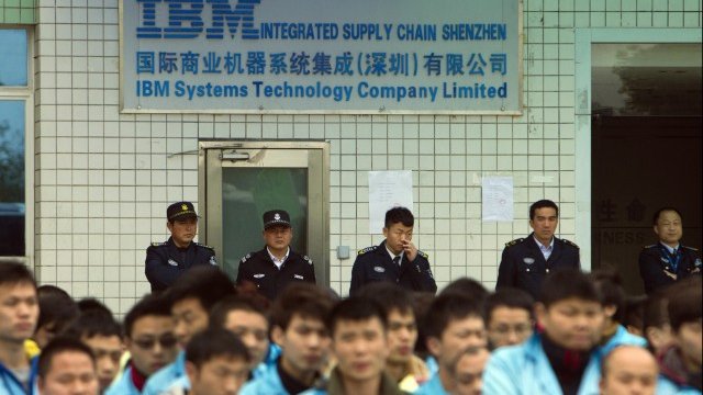 <p>
	През март служители на IBM в Шънджън протестираха срещу преминаването си към&nbsp;Lenovo Enterprise Business Group. <em>Снимка: Ройтерс</em></p>
