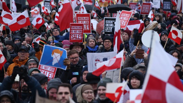 Протестиращи срещу плановете на Тръмп в Нуук, Гренландия, 17 януари. Снимка: Bloomberg/Sean Gallup/Getty Images