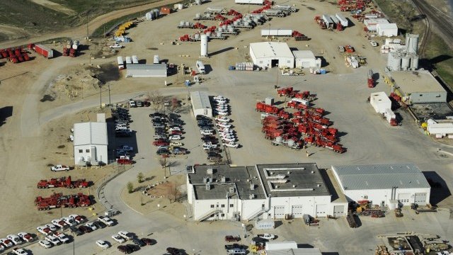<p>
	Комплекс на петролната компания Halliburton в щата Северна Дакота.<em> Снимка: Архив Ройтерс</em></p>

