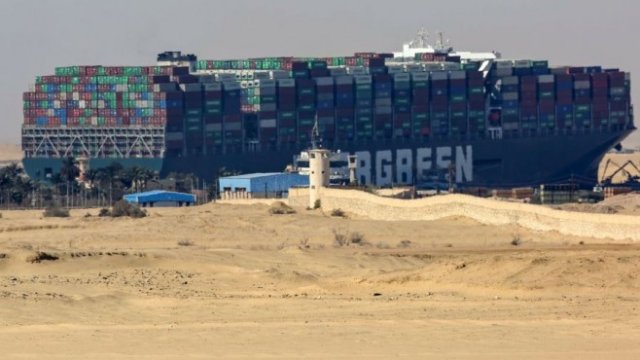 <p>
	Заседналият кораб преди да бъде преместен.<em> Снимка: Islam Safwat/Bloomberg</em></p>
