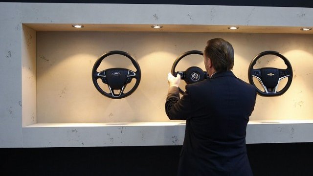 <p>
	<em>Щандът на Takata на изложението във Франкфурт. Снимка: Ройтерс </em></p>
