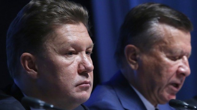 <p>
	Алексей Милер (вляво) по време на годишното общо събрание на акционерите на &quot;Газпром&quot; в Москва. <em>Снимка: Ройтерс</em></p>
