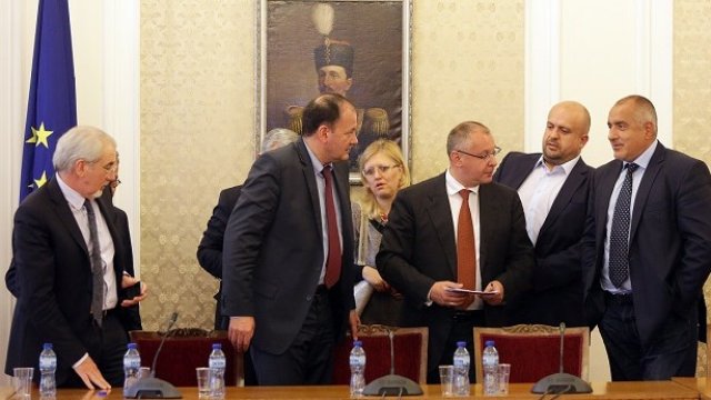 <p>
	За предсрочни парламентарни избори на 5 октомври се обединиха политическите сили в Народното събрание. <em>Снимка: БТА</em></p>
