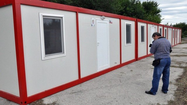 <p>
	Първите фургони за настаняване на хората, напускащи опасните сгради в кв. &quot;Аспарухово&ldquo;, пристигнаха във Варна. <em>Снимка: БТА</em></p>
