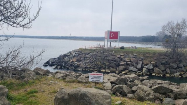 <p>
	<em>В края на март Турция обезвреди морска мина край бреговете на Инеада, което се намира само на 12 км южно от Резово. Снимка: БГНЕС/ИВАН ЯНЕВ</em></p>
