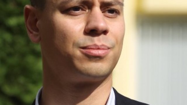 <p>
	<em>Заместник-кметът на София по дигитализацията Генчо Керезов лично демонстрира услугата.&nbsp;Снимка: Димитър Кьосемарлиев, Investor Media Group</em></p>
