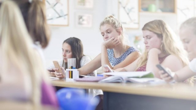 <p>
	Новият смартфон няма да разсейва учениците. <em>Снимка:&nbsp;Samsung</em></p>
