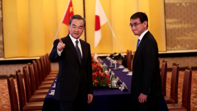 <p>
	Уан И (вляво) и японският му колега Коно. <em>Снимка: Ройтерс</em></p>
