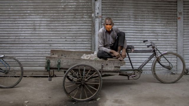 <p>
	Работник в Ню Делхи, Индия, носещ предпазна маска. <em>Снимка:&nbsp;Anindito Mukherjee/Bloomberg</em></p>
