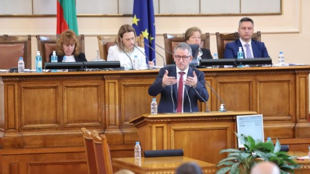 <p>
	Стойчо Кацаров по време на изслушването в парламента. <em>Снимка: БГНЕС</em></p>
